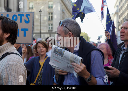 London, UK, 20. Oktober 2018, Demonstranten fordern eine Volksabstimmung über die endgültige Brexit deal in London für das, was die Organisatoren sagen, ist der "größte, lauteste und wichtigsten 'Demonstration seiner Art gesammelt. Die Veranstaltung, die von der Abstimmung Kampagne organisiert, sah eine März vor einer Rallye in Parliament Square. Der März war unter der Leitung von jungen Wählern. Premierminister Theresa May hat bereits ein solches Referendum entschieden. Credit: Keith Larby/Alamy leben Nachrichten Stockfoto