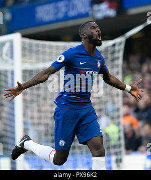 (181020) -- LONDON, Oct, 20, 2018 (Xinhua) - chelseas Antonio Rudiger feiert nach zählen während der Englischen Premier League Spiel zwischen Chelsea und Manchester United im Stamford Bridge Stadion in London, Großbritannien am 20.Oktober, 2018. (Xinhua / Han Yan) für die redaktionelle Verwendung. Nicht FÜR DEN VERKAUF FÜR MARKETING ODER WERBEKAMPAGNEN. Keine VERWENDUNG MIT NICHT AUTORISIERTEN Audio-, Video-, Daten-, SPIELPLÄNE, Verein/LIGA LOGOS ODER "LIVE" Dienstleistungen. IN-MATCH VERWENDUNG BESCHRÄNKT AUF 45 Bilder, kein Video EMULATION ONLINE. Keine VERWENDUNG IN Wetten, Spiele oder einzelne Verein/Liga/PLAYER PUBLIKATIONEN. Stockfoto