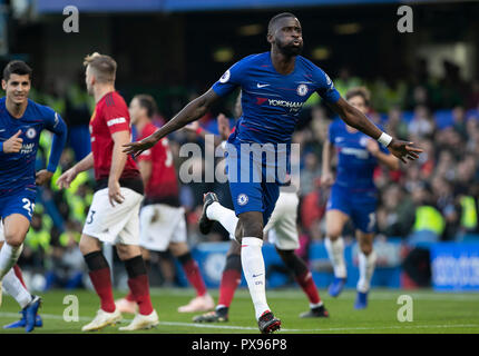 (181020) -- LONDON, Oct, 20, 2018 (Xinhua) - chelseas Antonio Rudiger feiert nach zählen während der Englischen Premier League Spiel zwischen Chelsea und Manchester United im Stamford Bridge Stadion in London, Großbritannien am 20.Oktober, 2018. (Xinhua / Han Yan) für die redaktionelle Verwendung. Nicht FÜR DEN VERKAUF FÜR MARKETING ODER WERBEKAMPAGNEN. Keine VERWENDUNG MIT NICHT AUTORISIERTEN Audio-, Video-, Daten-, SPIELPLÄNE, Verein/LIGA LOGOS ODER "LIVE" Dienstleistungen. IN-MATCH VERWENDUNG BESCHRÄNKT AUF 45 Bilder, kein Video EMULATION ONLINE. Keine VERWENDUNG IN Wetten, Spiele oder einzelne Verein/Liga/PLAYER PUBLIKATIONEN. Stockfoto