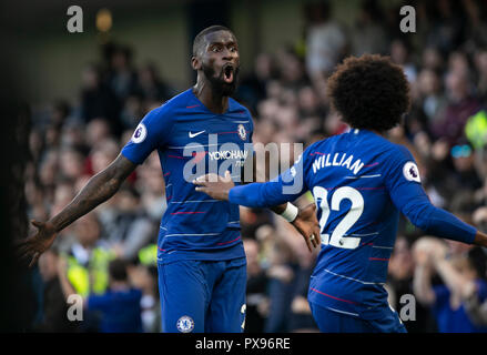 (181020) -- LONDON, Oct, 20, 2018 (Xinhua) - chelseas Antonio Rudiger (L) feiert nach zählen während der Englischen Premier League Spiel zwischen Chelsea und Manchester United im Stamford Bridge Stadion in London, Großbritannien am 20.Oktober, 2018. (Xinhua / Han Yan) für die redaktionelle Verwendung. Nicht FÜR DEN VERKAUF FÜR MARKETING ODER WERBEKAMPAGNEN. Keine VERWENDUNG MIT NICHT AUTORISIERTEN Audio-, Video-, Daten-, SPIELPLÄNE, Verein/LIGA LOGOS ODER "LIVE" Dienstleistungen. IN-MATCH VERWENDUNG BESCHRÄNKT AUF 45 Bilder, kein Video EMULATION ONLINE. Keine VERWENDUNG IN Wetten, Spiele oder einzelne Verein/Liga/PLAYER PUBLIKATIONEN. Stockfoto