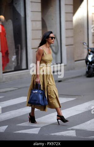 Mailand, Rula Jebreal zu Fuß im Zentrum von Rula Jebreal, der palästinensische Journalist und Schriftsteller der israelischen Staatsbürgerschaft, eingebürgerte und Wohnsitz in Italien, durch die Straßen des Zentrums überrascht. Hier ist es, sehr elegant gekleidet, Wandern in der Via Montenapoleone. Stockfoto