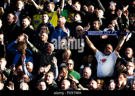 SToke-on-Trent, Großbritannien. Okt, 2018 20. Birmingham City Unterstützer während der efl Sky Bet Championship Match zwischen Stoke City und Birmingham City an der bet365 Stadium, Stoke-on-Trent, England am 20. Oktober 2018. Foto von Jurek Biegus. Nur die redaktionelle Nutzung, eine Lizenz für die gewerbliche Nutzung erforderlich. Keine Verwendung in Wetten, Spiele oder einer einzelnen Verein/Liga/player Publikationen. Credit: UK Sport Pics Ltd/Alamy leben Nachrichten Stockfoto