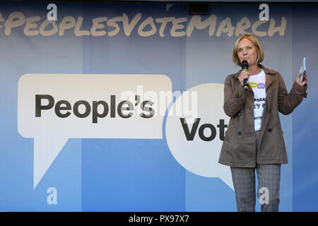 Parliament Square, London, UK, 20. Okt 2018. Moderator Mariella Frostrup. Die Abstimmung März verlangt eine Schlussabstimmung über die Brexit beschäftigen. Es macht seinen Weg durch das Zentrum von London und endet mit einer Kundgebung und Reden im Parlament Platz. Der März ist, die die Abstimmung Kampagne organisiert und durch viele verschiedene Gruppen und Organisationen teilnahmen. Credit: Imageplotter Nachrichten und Sport/Alamy leben Nachrichten Stockfoto