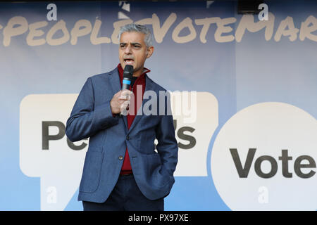 Parliament Square, London, UK, 20. Okt 2018. Bürgermeister Sadiq Khan spricht. Die Abstimmung März verlangt eine Schlussabstimmung über die Brexit beschäftigen. Es macht seinen Weg durch das Zentrum von London und endet mit einer Kundgebung und Reden im Parlament Platz. Der März ist, die die Abstimmung Kampagne organisiert und durch viele verschiedene Gruppen und Organisationen teilnahmen. Credit: Imageplotter Nachrichten und Sport/Alamy leben Nachrichten Stockfoto