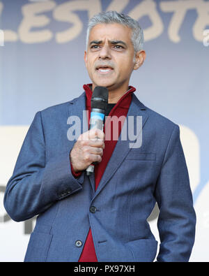 Parliament Square, London, UK, 20. Okt 2018. Bürgermeister Sadiq Khan spricht. Die Abstimmung März verlangt eine Schlussabstimmung über die Brexit beschäftigen. Es macht seinen Weg durch das Zentrum von London und endet mit einer Kundgebung und Reden im Parlament Platz. Der März ist, die die Abstimmung Kampagne organisiert und durch viele verschiedene Gruppen und Organisationen teilnahmen. Credit: Imageplotter Nachrichten und Sport/Alamy leben Nachrichten Stockfoto