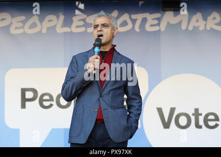 Parliament Square, London, UK, 20. Okt 2018. Bürgermeister Sadiq Khan spricht. Die Abstimmung März verlangt eine Schlussabstimmung über die Brexit beschäftigen. Es macht seinen Weg durch das Zentrum von London und endet mit einer Kundgebung und Reden im Parlament Platz. Der März ist, die die Abstimmung Kampagne organisiert und durch viele verschiedene Gruppen und Organisationen teilnahmen. Credit: Imageplotter Nachrichten und Sport/Alamy leben Nachrichten Stockfoto