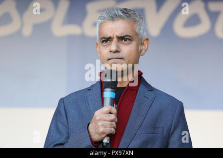 Parliament Square, London, UK, 20. Okt 2018. Bürgermeister Sadiq Khan spricht. Die Abstimmung März verlangt eine Schlussabstimmung über die Brexit beschäftigen. Es macht seinen Weg durch das Zentrum von London und endet mit einer Kundgebung und Reden im Parlament Platz. Der März ist, die die Abstimmung Kampagne organisiert und durch viele verschiedene Gruppen und Organisationen teilnahmen. Credit: Imageplotter Nachrichten und Sport/Alamy leben Nachrichten Stockfoto