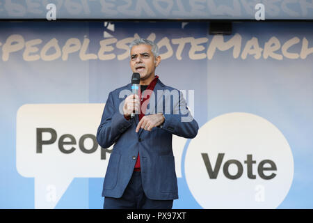 Parliament Square, London, UK, 20. Okt 2018. Bürgermeister Sadiq Khan spricht. Die Abstimmung März verlangt eine Schlussabstimmung über die Brexit beschäftigen. Es macht seinen Weg durch das Zentrum von London und endet mit einer Kundgebung und Reden im Parlament Platz. Der März ist, die die Abstimmung Kampagne organisiert und durch viele verschiedene Gruppen und Organisationen teilnahmen. Credit: Imageplotter Nachrichten und Sport/Alamy leben Nachrichten Stockfoto