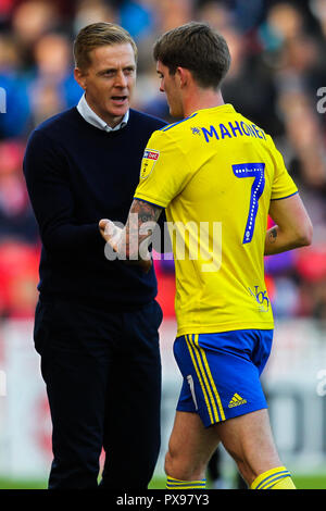 SToke-on-Trent, Großbritannien. Okt, 2018 20. Birmingham City Manager Garry Mönch begrüßt ersetzt Spieler Birmingham City Mittelfeldspieler Connor Mahoney (7) Während der EFL Sky Bet Championship Match zwischen Stoke City und Birmingham City an der bet365 Stadium, Stoke-on-Trent, England am 20. Oktober 2018. Foto von Jurek Biegus. Nur die redaktionelle Nutzung, eine Lizenz für die gewerbliche Nutzung erforderlich. Keine Verwendung in Wetten, Spiele oder einer einzelnen Verein/Liga/player Publikationen. Credit: UK Sport Pics Ltd/Alamy leben Nachrichten Stockfoto