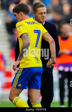 SToke-on-Trent, Großbritannien. Okt, 2018 20. Birmingham City Manager Garry Mönch begrüßt ersetzt Spieler Birmingham City Mittelfeldspieler Connor Mahoney (7) Während der EFL Sky Bet Championship Match zwischen Stoke City und Birmingham City an der bet365 Stadium, Stoke-on-Trent, England am 20. Oktober 2018. Foto von Jurek Biegus. Nur die redaktionelle Nutzung, eine Lizenz für die gewerbliche Nutzung erforderlich. Keine Verwendung in Wetten, Spiele oder einer einzelnen Verein/Liga/player Publikationen. Credit: UK Sport Pics Ltd/Alamy leben Nachrichten Stockfoto