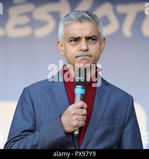 Parliament Square, London, UK, 20. Okt 2018. Bürgermeister Sadiq Khan spricht. Die Abstimmung März verlangt eine Schlussabstimmung über die Brexit beschäftigen. Es macht seinen Weg durch das Zentrum von London und endet mit einer Kundgebung und Reden im Parlament Platz. Der März ist, die die Abstimmung Kampagne organisiert und durch viele verschiedene Gruppen und Organisationen teilnahmen. Credit: Imageplotter Nachrichten und Sport/Alamy leben Nachrichten Stockfoto