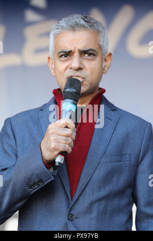 Parliament Square, London, UK, 20. Okt 2018. Bürgermeister Sadiq Khan spricht. Die Abstimmung März verlangt eine Schlussabstimmung über die Brexit beschäftigen. Es macht seinen Weg durch das Zentrum von London und endet mit einer Kundgebung und Reden im Parlament Platz. Der März ist, die die Abstimmung Kampagne organisiert und durch viele verschiedene Gruppen und Organisationen teilnahmen. Credit: Imageplotter Nachrichten und Sport/Alamy leben Nachrichten Stockfoto