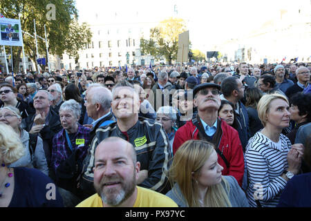 Parliament Square, London, UK, 20. Okt 2018. Die Abstimmung März verlangt eine Schlussabstimmung über die Brexit beschäftigen. Es macht seinen Weg durch das Zentrum von London und endet mit einer Kundgebung und Reden im Parlament Platz. Der März ist, die die Abstimmung Kampagne organisiert und durch viele verschiedene Gruppen und Organisationen teilnahmen. Credit: Imageplotter Nachrichten und Sport/Alamy leben Nachrichten Stockfoto