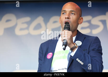 Parliament Square, London, UK, 20. Okt 2018. Chuka Umunna (Arbeit) spricht. Die Abstimmung März verlangt eine Schlussabstimmung über die Brexit beschäftigen. Es macht seinen Weg durch das Zentrum von London und endet mit einer Kundgebung und Reden im Parlament Platz. Der März ist, die die Abstimmung Kampagne organisiert und durch viele verschiedene Gruppen und Organisationen teilnahmen. Credit: Imageplotter Nachrichten und Sport/Alamy leben Nachrichten Stockfoto