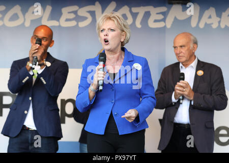 Parliament Square, London, UK, 20. Okt 2018. Anna Soubry (konservativ) spricht. Die Abstimmung März verlangt eine Schlussabstimmung über die Brexit beschäftigen. Es macht seinen Weg durch das Zentrum von London und endet mit einer Kundgebung und Reden im Parlament Platz. Der März ist, die die Abstimmung Kampagne organisiert und durch viele verschiedene Gruppen und Organisationen teilnahmen. Credit: Imageplotter Nachrichten und Sport/Alamy leben Nachrichten Stockfoto