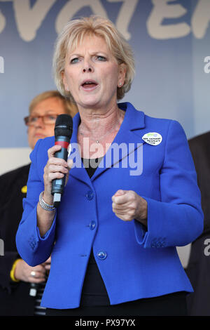 Parliament Square, London, UK, 20. Okt 2018. Anna Soubry (konservativ) spricht. Die Abstimmung März verlangt eine Schlussabstimmung über die Brexit beschäftigen. Es macht seinen Weg durch das Zentrum von London und endet mit einer Kundgebung und Reden im Parlament Platz. Der März ist, die die Abstimmung Kampagne organisiert und durch viele verschiedene Gruppen und Organisationen teilnahmen. Credit: Imageplotter Nachrichten und Sport/Alamy leben Nachrichten Stockfoto