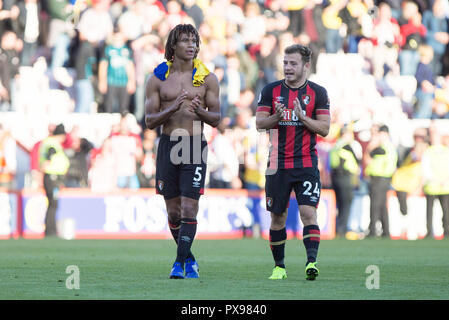 Nathan AkŽ und Ryan Fraser von Bournemouth begrüßen die Fans bei der abschließenden während der Premier League Match zwischen AFC Bournemouth und Southampton an der Vitalität Stadion, Bournemouth, England am 20. Oktober 2018 Pfeifen. Foto von Simon Carlton. Nur die redaktionelle Nutzung, eine Lizenz für die gewerbliche Nutzung erforderlich. Keine Verwendung in Wetten, Spiele oder einer einzelnen Verein/Liga/player Publikationen. Stockfoto