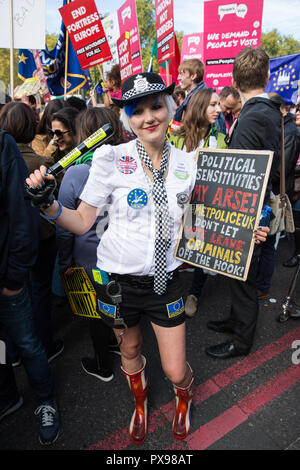 London, Großbritannien. 20. Oktober, 2018. EU Supergirl Madeleina Kay verbindet Hunderte von Tausenden von Menschen, die an der Abstimmung März für die Zukunft eine Abstimmung über die endgültige Brexit Angebot zu verlangen. Die Abstimmung ist eine Kampagne, die durch offene Großbritannien unterstützt, Europäische Bewegung Deutschland, Großbritannien für Europa, Wissenschaftler für die EU, gesünder, unsere Zukunft unsere Wahl, für unsere Zukunft Willen, Wales für Europa und InFacts. Credit: Mark Kerrison/Alamy leben Nachrichten Stockfoto