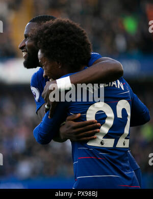 (181020) -- LONDON, Oct, 20, 2018 (Xinhua) - chelseas Antonio Rudiger (L) feiert nach dem Scoring mit Mannschaftskameraden William während der Englischen Premier League Spiel zwischen Chelsea und Manchester United im Stamford Bridge Stadion in London, Großbritannien am 20.Oktober, 2018. (Xinhua / Han Yan) für die redaktionelle Verwendung. Nicht FÜR DEN VERKAUF FÜR MARKETING ODER WERBEKAMPAGNEN. Keine VERWENDUNG MIT NICHT AUTORISIERTEN Audio-, Video-, Daten-, SPIELPLÄNE, Verein/LIGA LOGOS ODER "LIVE" Dienstleistungen. IN-MATCH VERWENDUNG BESCHRÄNKT AUF 45 Bilder, kein Video EMULATION ONLINE. Keine VERWENDUNG IN Wetten, Spiele oder einzelne Verein/Liga/PLAYER PUBLIKATIONEN. Stockfoto