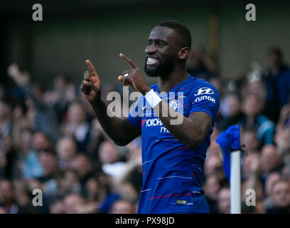 (181020) -- LONDON, Oct, 20, 2018 (Xinhua) - chelseas Antonio Rudiger feiert nach zählen während der Englischen Premier League Spiel zwischen Chelsea und Manchester United im Stamford Bridge Stadion in London, Großbritannien am 20.Oktober, 2018. (Xinhua / Han Yan) für die redaktionelle Verwendung. Nicht FÜR DEN VERKAUF FÜR MARKETING ODER WERBEKAMPAGNEN. Keine VERWENDUNG MIT NICHT AUTORISIERTEN Audio-, Video-, Daten-, SPIELPLÄNE, Verein/LIGA LOGOS ODER "LIVE" Dienstleistungen. IN-MATCH VERWENDUNG BESCHRÄNKT AUF 45 Bilder, kein Video EMULATION ONLINE. Keine VERWENDUNG IN Wetten, Spiele oder einzelne Verein/Liga/PLAYER PUBLIKATIONEN. Stockfoto