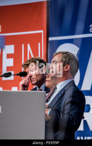 Harrogate, Großbritannien. Okt, 2018 20. Verlassen bedeutet Mitkämpfer Nigel Farage, Mdep und Kate Hoye verlassen und Gründer Richard Tice bei einer Kundgebung in der Stadt Convention Center. Credit: Ernesto rogata/Alamy leben Nachrichten Stockfoto