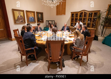 Mexiko. Okt, 2018 21. Mexiko. Okt, 2018 19. Us-Staatssekretär Mike Pompeo, rechts, führt Gespräche mit der eingehenden mexikanischen Außenminister benennen, Marcelo Ebrard, Links, Oktober 19, 2018 in Mexiko City, Mexiko. Credit: Planetpix/Alamy leben Nachrichten Stockfoto