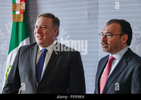 Mexiko. Okt, 2018 21. Mexiko. Okt, 2018 19. Us-Staatssekretär Mike Pompeo, links, hält eine gemeinsame Pressekonferenz mit dem mexikanischen Außenminister Luis Videgaray Oktober 19, 2018 in Mexiko City, Mexiko. Credit: Planetpix/Alamy leben Nachrichten Stockfoto