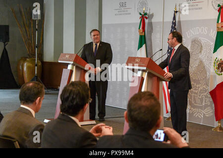 Mexiko. Okt, 2018 21. Mexiko. Okt, 2018 19. Us-Staatssekretär Mike Pompeo, links, hält eine gemeinsame Pressekonferenz mit dem mexikanischen Außenminister Luis Videgaray Oktober 19, 2018 in Mexiko City, Mexiko. Credit: Planetpix/Alamy leben Nachrichten Stockfoto