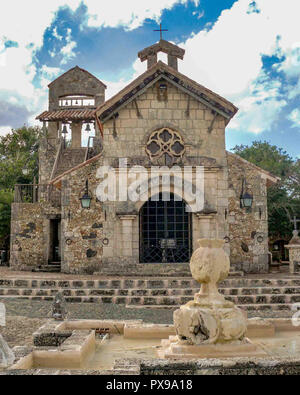 La Romana, Dominikanische Republik. 14. Jan 2009. St Stanislaus Kirche in Altos de Chavon, ein Re - Schaffung eines mediterranen Stil aus dem 16. Jahrhundert europäischen Dorf in La Romana, Dominikanische Republik, ein beliebtes Reiseziel. Credit: Arnold Drapkin/ZUMA Draht/Alamy leben Nachrichten Stockfoto