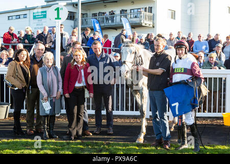 Jockey Adam Keil mit silbernen Streifen, Gewinner des 2018 Dunraven Gruppe walisischer Meister Hürde bei Ffos Las Pferderennbahn, Trimsaran, Carmarthenshire, Wales. Stockfoto