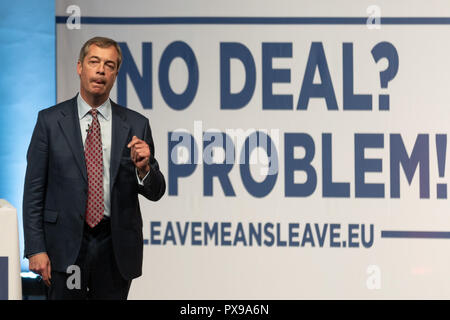 Harrogate, North Yorkshire, UK. 20. Oktober 2018. Kate Hoey MP, Owen Paterson MP, und Nigel Farage MDEP erscheinen bei einer Kundgebung in Harrogate und dem Harrogate Convention Center als Teil der Verlassen bedeutet Roadshow über Brexit zu sprechen lassen. Kein Deal? Problem! Stockfoto