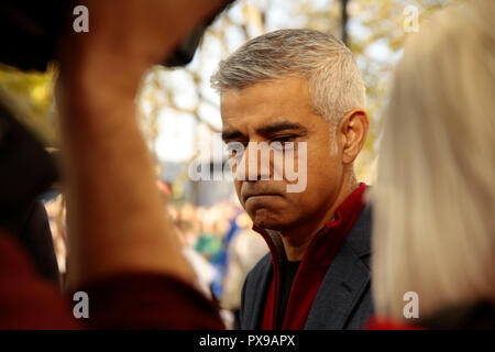 London, Großbritannien. Okt 2018 20. Sadiq Khan bereitet für ein TV-Interview voraus, die Park Lane. London 20/10/2018 Credit: Natasha Quarmby/Alamy leben Nachrichten Stockfoto