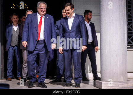 Athen, Griechenland. Okt, 2018 20. Der griechische Premierminister Alexis Tsipras (R, vorne) und ehemaligen Außenminister Nikos Kotzias (L, Vorderseite) bei der Übergabezeremonie in Athen, Griechenland, am Okt. 20, 2018 gesehen. Alexis Tsipras als Griechenlands Außenminister vor dem griechischen Präsidenten Prokopis Pavlopoulos am Samstag geschworen, offiziell an die Spitze des Ministeriums von Nikos Kotzias, das am Mittwoch zurückgetreten. Credit: Giorgos Kontarinis/Xinhua/Alamy leben Nachrichten Stockfoto