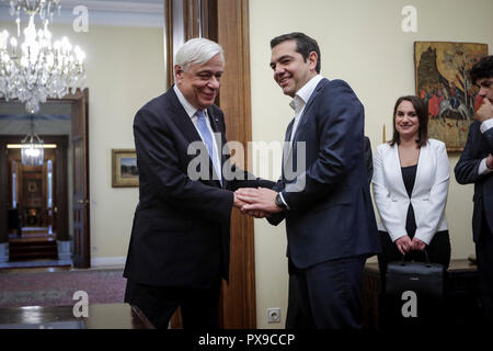 Athen, Griechenland. Okt, 2018 20. Der griechische Premierminister Alexis Tsipras (R, vorne) schüttelt Hände mit griechischen Präsidenten Prokopis Pavlopoulos im Presidential Büro in Athen, Griechenland, am Okt. 20, 2018. Alexis Tsipras als Griechenlands Außenminister vor dem griechischen Präsidenten Prokopis Pavlopoulos am Samstag geschworen, offiziell an die Spitze des Ministeriums von Nikos Kotzias, das am Mittwoch zurückgetreten. Credit: Giorgos Kontarinis/Xinhua/Alamy leben Nachrichten Stockfoto