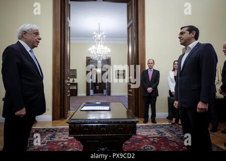 Athen, Griechenland. Okt, 2018 20. Der griechische Premierminister Alexis Tsipras (R, vorne) und griechische Präsident Prokopis Pavlopoulos (L, Vorderseite) im Presidential Büro in Athen, Griechenland, am Okt. 20, 2018 gesehen. Alexis Tsipras als Griechenlands Außenminister vor dem griechischen Präsidenten Prokopis Pavlopoulos am Samstag geschworen, offiziell an die Spitze des Ministeriums von Nikos Kotzias, das am Mittwoch zurückgetreten. Credit: Giorgos Kontarinis/Xinhua/Alamy leben Nachrichten Stockfoto