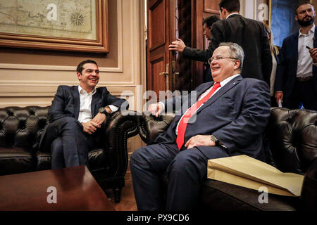 Athen, Griechenland. Okt, 2018 20. Der griechische Premierminister Alexis Tsipras (1 L) und der ehemalige Außenminister Nikos Kotzias (R, Vorderseite) während der Übergabe in Athen, Griechenland, am Okt. 20, 2018 gesehen. Alexis Tsipras als Griechenlands Außenminister vor dem griechischen Präsidenten Prokopis Pavlopoulos am Samstag geschworen, offiziell an die Spitze des Ministeriums von Nikos Kotzias, das am Mittwoch zurückgetreten. Credit: Giorgos Kontarinis/Xinhua/Alamy leben Nachrichten Stockfoto