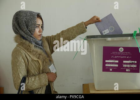 Bamyan, Afghanistan. Okt, 2018 20. Ein Wähler wirft ihren Stimmzettel im Wahllokal während der Wahlen in der Provinz Bamyan, Afghanistan, am Okt. 20, 2018. Millionen afghanischer Votierten am Samstag für lange verzögerte Parlamentswahlen in der militanz - gequälte Land unter Reports der Sicherheitsbedrohungen und Unregelmäßigkeiten. Credit: Noor Arya/Xinhua/Alamy leben Nachrichten Stockfoto