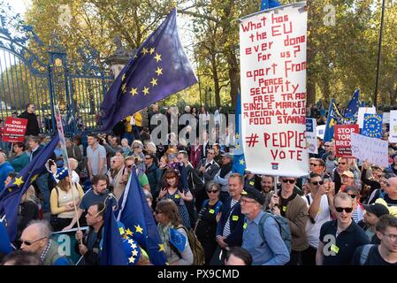 London, Großbritannien. Okt, 2018 20. Menschen nehmen an der Abstimmung März in London, Großbritannien, am Okt. 20, 2018. Fast 700.000 Menschen demonstrierten in London am Samstag Nachmittag eine zweite Brexit Referendum. Credit: Ray Tang/Xinhua/Alamy leben Nachrichten Stockfoto