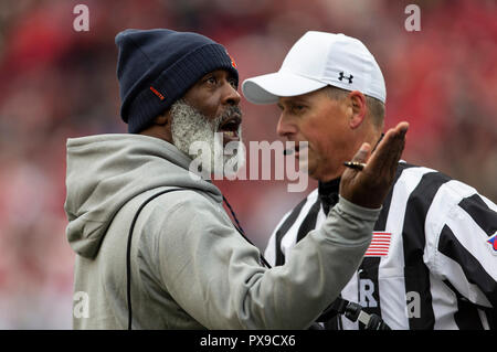 Madison, WI, USA. Okt, 2018 20. Illinois Head Coach Lovie Smith argumentiert ein Anruf während der NCAA Football Spiel zwischen der Illinois Fighting Illini und die Wisconsin Badgers in Camp Randall Stadium in Madison, WI. Wisconsin besiegt Illinois 49-20. John Fisher/CSM/Alamy leben Nachrichten Stockfoto