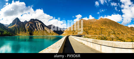 Tolle Landschaft von Damm von Morasco See mit Bergen und blauen Himmel im Hintergrund in einem Herbst Tag gesehen, Formazza Tal - Piemont, Italien, Europa Stockfoto