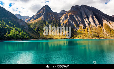 Schöne Landschaft von Morasco See in hohen Formazza Tal während der Herbstsaison mit erstaunlichen Farben von Wasser und Berge im Hintergrund, Italien Stockfoto