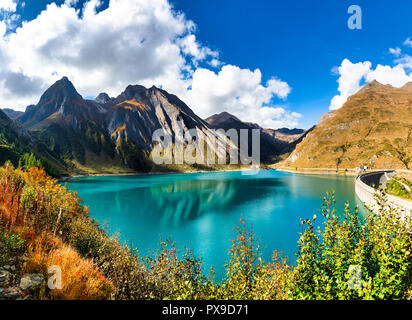 Die malerische Landschaft im Herbst Saison von See Morasco in hoher Formazza Tal mit türkisfarbenem Wasser und Berge im Hintergrund Stockfoto