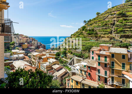 Ein Blick auf das Dorf am Meer Manarola in der Cinque Terre, Ligurien, Italien Stockfoto