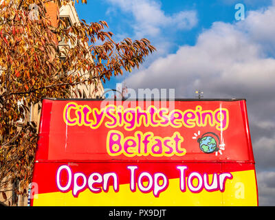 Belfast City Sightseeing Tour Bus warten auf Passagiere in der High Street Stockfoto