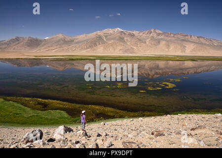 Touristen bewundern morgen Licht am wunderschönen See Bulunkul, Obere Gunt Tal, Pamir, Gorno Badkhshan, Tadschikistan Stockfoto