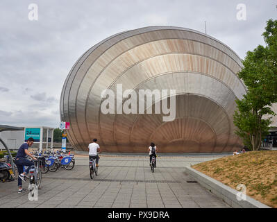 Personen, die die Glasgow nächsten Fahrräder und gehen für eine Fahrt im Glasgow Hafengebiet bei Pacific Quay in Schottland. Stockfoto