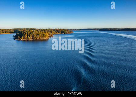 Einige der 30.000 Inseln des Stockholmer Schären, gesehen vom Deck eines Kreuzfahrtschiffes nähert sich dem Hafen, kurz nach Sonnenaufgang. Stockfoto