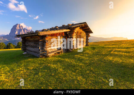 Letzten Strahlen der Sonne auf traditionelle Hütte mit Blick auf den Langkofel Gruppe. Gröden, Südtirol, Dolomiten, Italien, Europa. Stockfoto