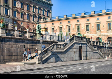 18. September 2018: Stockholm, Schweden - Touristen Sightseeing im Königlichen Palast auf der Insel Stadsholmen, in Gamla Stan, der Altstadt von Stockholm. Stockfoto