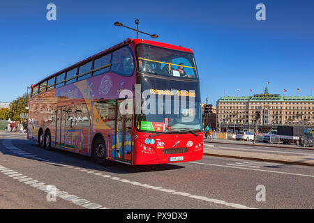 16. September 2018: Stockholm, Schweden - Rot Doppel Decker Tour bus in Central City, mit klaren blauen Himmel. Stockfoto